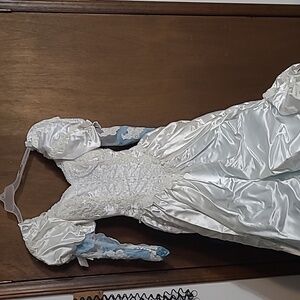 Beautiful Bridal Gown with 6+foot train with π°ββ Veil Wedding Gown